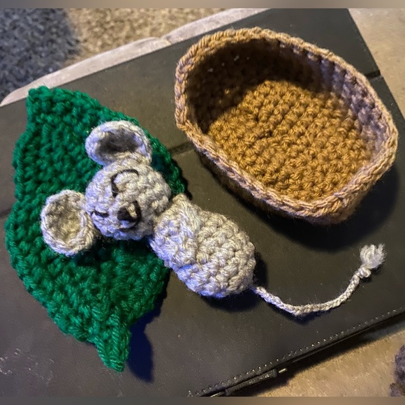 Mouse in a basket - Picture 1 of 2